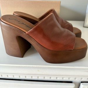 New Free people Zoe platform in chestnut size 38 women 7.5 us could also fit 8